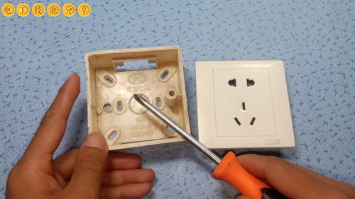墙内线盒耳朵损坏，电工师傅巧手修复